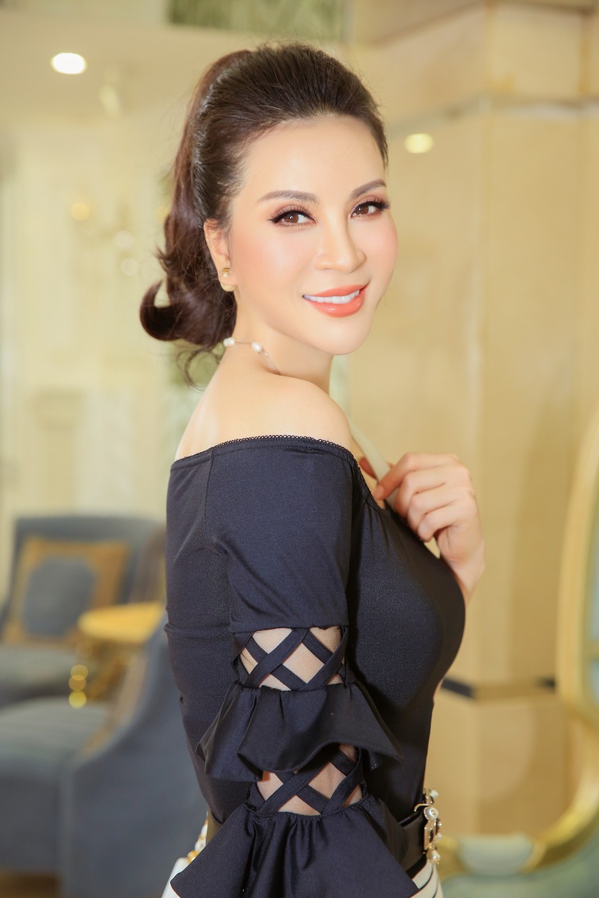 "Nữ hoàng ảnh lịch" Thanh Mai gợi ý cách phối trang phục đen, trắng trẻ đẹp và thanh lịch - Ảnh 10. "Nữ hoàng ảnh lịch" Thanh Mai gợi ý cách phối trang phục đen, trắng trẻ đẹp và thanh lịch - Ảnh 10.