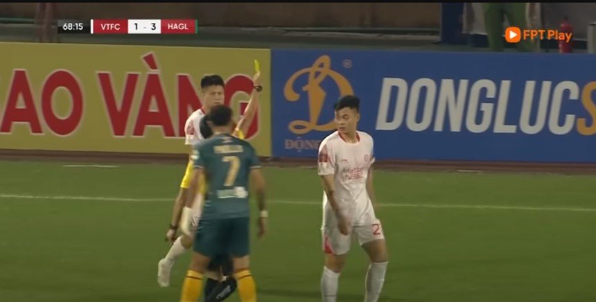 Đá cầu thủ HAGL rồi có ‘hành động lạ’, trò cưng thầy Park nhận án phạt treo giò của VFF  - Ảnh 3.