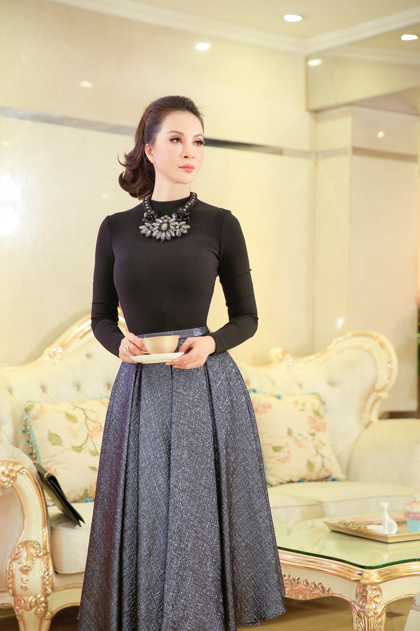 "Nữ hoàng ảnh lịch" Thanh Mai gợi ý cách phối trang phục đen, trắng trẻ đẹp và thanh lịch - Ảnh 6. "Nữ hoàng ảnh lịch" Thanh Mai gợi ý cách phối trang phục đen, trắng trẻ đẹp và thanh lịch - Ảnh 6.