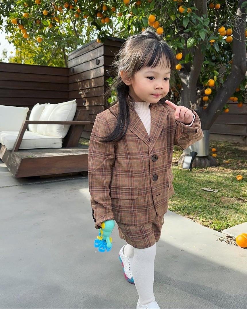 Con gái Cường Đô La càng lớn càng xinh, lại còn nói chuyện siêu cưng thế này làm ai cũng "tan chảy" - Ảnh 2. Con gái Cường Đô La càng lớn càng xinh, lại còn nói chuyện siêu cưng thế này làm ai cũng "tan chảy" - Ảnh 2.