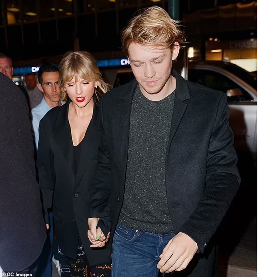 Màn trình diễn đầy cảm xúc của Taylor Swift bị ảnh hưởng vì chia tay bạn trai Joe Alwyn sau 6 năm yêu đương? - Ảnh 6.