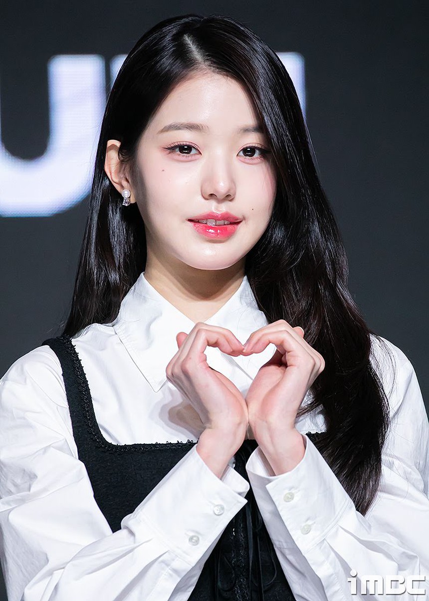 Nữ thần Kpop thế hệ mới Jang Won Young gây sốt với visual "vô thực" qua ảnh chưa chỉnh sửa, khiến fan thốt lên: “Sao có người đẹp như vậy?”  - Ảnh 8.