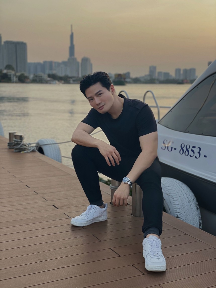 Đang có bạn gái, nam doanh nhân bất ngờ say đắm trai đẹp tiếp viên hàng không, quyết định công khai giới tính thật - Ảnh 5.