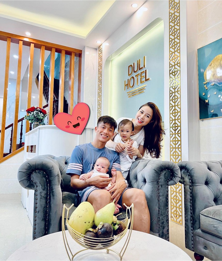Tuổi 27 của Phan Văn Đức: Vợ đẹp con ngoan, sở hữu khách sạn, xế hộp tiền tỷ - Ảnh 3. Tuổi 27 của Phan Văn Đức: Vợ đẹp con ngoan, sở hữu khách sạn, xế hộp tiền tỷ - Ảnh 3.