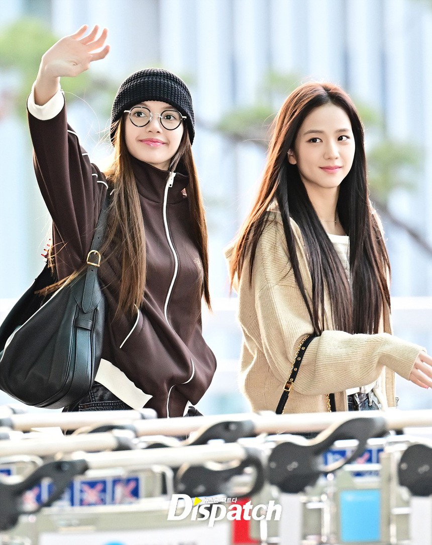 2 mẩu BLACKPINK đại náo sân bay: Jisoo xinh tựa nữ chính ngôn tình, Lisa gây sốt khi bất ngờ nắm chặt tay chị cả để làm điều này - Ảnh 5.