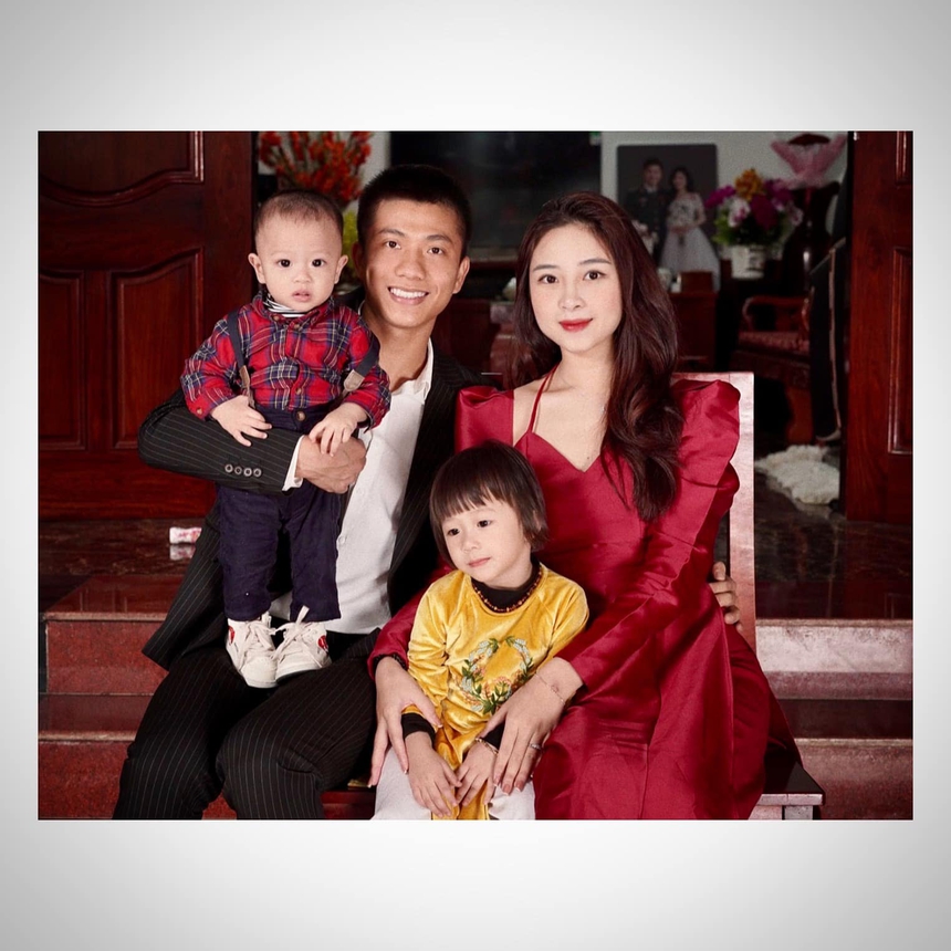 Tuổi 27 của Phan Văn Đức: Vợ đẹp con ngoan, sở hữu khách sạn, xế hộp tiền tỷ - Ảnh 5. Tuổi 27 của Phan Văn Đức: Vợ đẹp con ngoan, sở hữu khách sạn, xế hộp tiền tỷ - Ảnh 5.