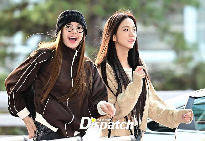 2 mẩu BLACKPINK đại náo sân bay: Jisoo xinh tựa nữ chính ngôn tình, Lisa gây sốt khi bất ngờ nắm chặt tay chị cả để làm điều này - Ảnh 8.