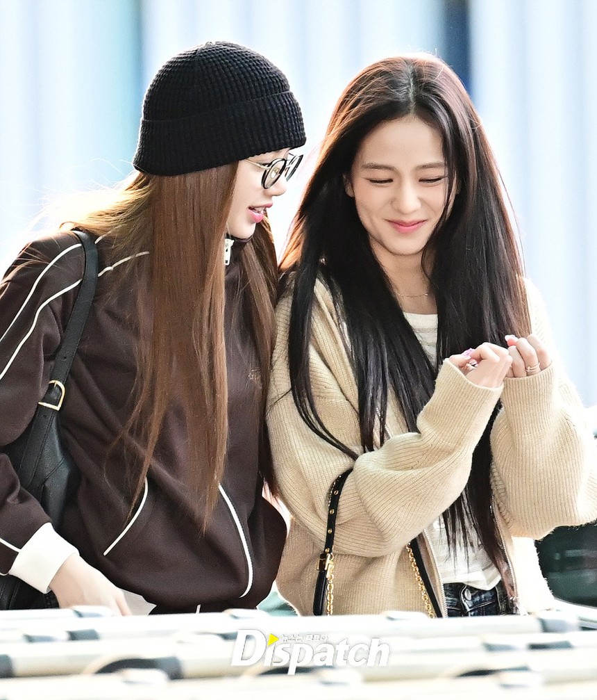 2 mẩu BLACKPINK đại náo sân bay: Jisoo xinh tựa nữ chính ngôn tình, Lisa gây sốt khi bất ngờ nắm chặt tay chị cả để làm điều này - Ảnh 9.