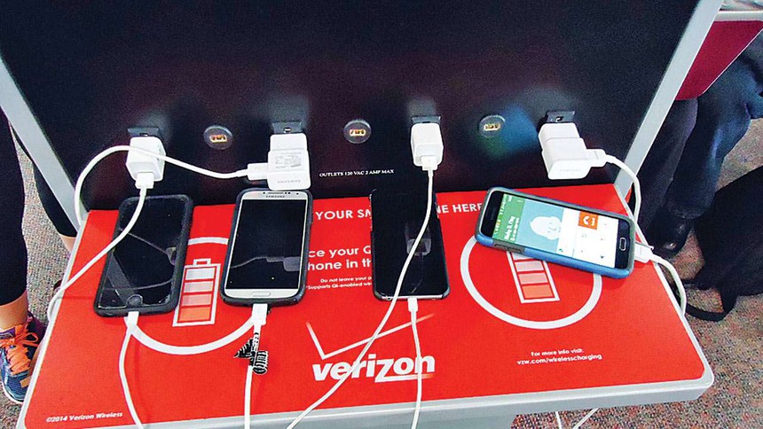 Thấy ổ sạc pin ở trung tâm mua sắm, đừng cắm điện thoại vào: Đó là cái bẫy "rút hết tiền" trong tài khoản! - Ảnh 1. Thấy ổ sạc pin ở trung tâm mua sắm, đừng cắm điện thoại vào: Đó là cái bẫy "rút hết tiền" trong tài khoản! - Ảnh 1.