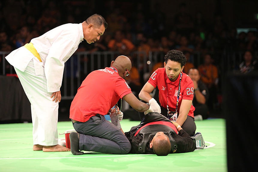 Độc lạ SEA Games: Võ sỹ chủ nhà 'giả chết', giành HCV khiến đối thủ cạn lời   - Ảnh 2.