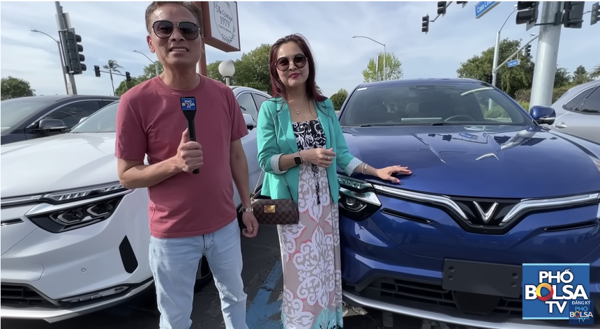 Hủy cọc Tesla để mua VinFast VF 8, đôi vợ chồng chia sẻ: ‘Bị ném đá rất nhiều nhưng vẫn tự hào khi ngồi lên xe do người VN sản xuất’ - Ảnh 4. Hủy cọc Tesla để mua VinFast VF 8, đôi vợ chồng chia sẻ: ‘Bị ném đá rất nhiều nhưng vẫn tự hào khi ngồi lên xe do người VN sản xuất’ - Ảnh 4.