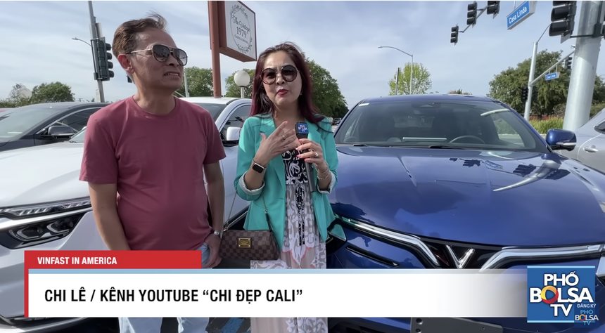 Hủy cọc Tesla để mua VinFast VF 8, đôi vợ chồng chia sẻ: ‘Bị ném đá rất nhiều nhưng vẫn tự hào khi ngồi lên xe do người VN sản xuất’ - Ảnh 2. Hủy cọc Tesla để mua VinFast VF 8, đôi vợ chồng chia sẻ: ‘Bị ném đá rất nhiều nhưng vẫn tự hào khi ngồi lên xe do người VN sản xuất’ - Ảnh 2.