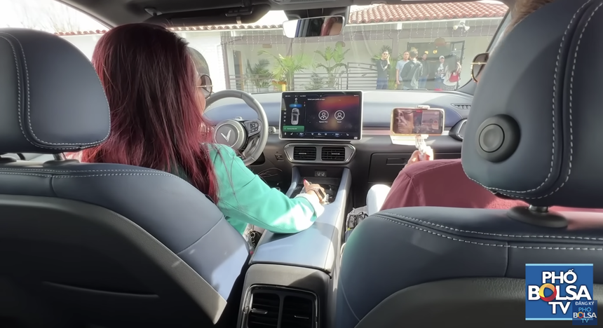 Hủy cọc Tesla để mua VinFast VF 8, đôi vợ chồng chia sẻ: ‘Bị ném đá rất nhiều nhưng vẫn tự hào khi ngồi lên xe do người VN sản xuất’ - Ảnh 3. Hủy cọc Tesla để mua VinFast VF 8, đôi vợ chồng chia sẻ: ‘Bị ném đá rất nhiều nhưng vẫn tự hào khi ngồi lên xe do người VN sản xuất’ - Ảnh 3.