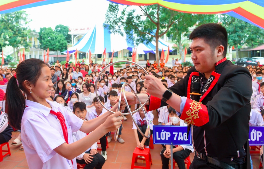 Ảo thuật gia Tô Đức hé lộ sự cố chim bồ câu bị ngạt, khiến trẻ em trong khán phòng bật khóc - Ảnh 2. Ảo thuật gia Tô Đức hé lộ sự cố chim bồ câu bị ngạt, khiến trẻ em trong khán phòng bật khóc - Ảnh 2.