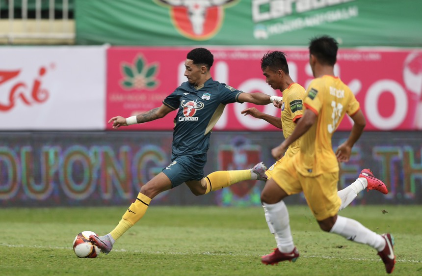 HLV Kiatisuk lên tiếng về vụ Quang Hải và Thai League, nhắc đến “ưu đãi” đặc biệt ở Thái Lan - Ảnh 2.