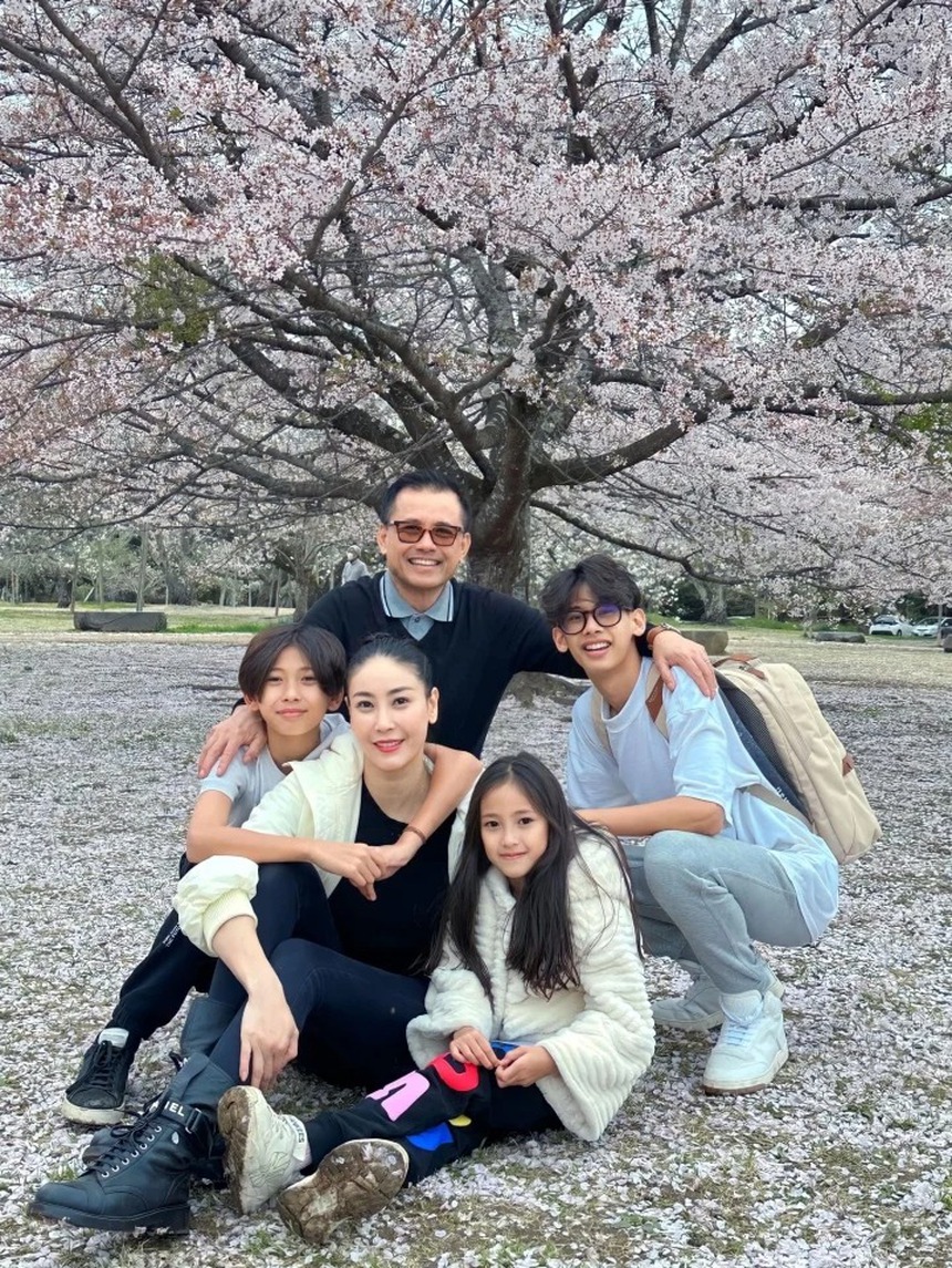 Loạt sao Việt 'săn' hoa anh đào: Phương Oanh - Shark Bình né chụp chung, Minh Hằng xinh đẹp giữa thai kì - Ảnh 2.