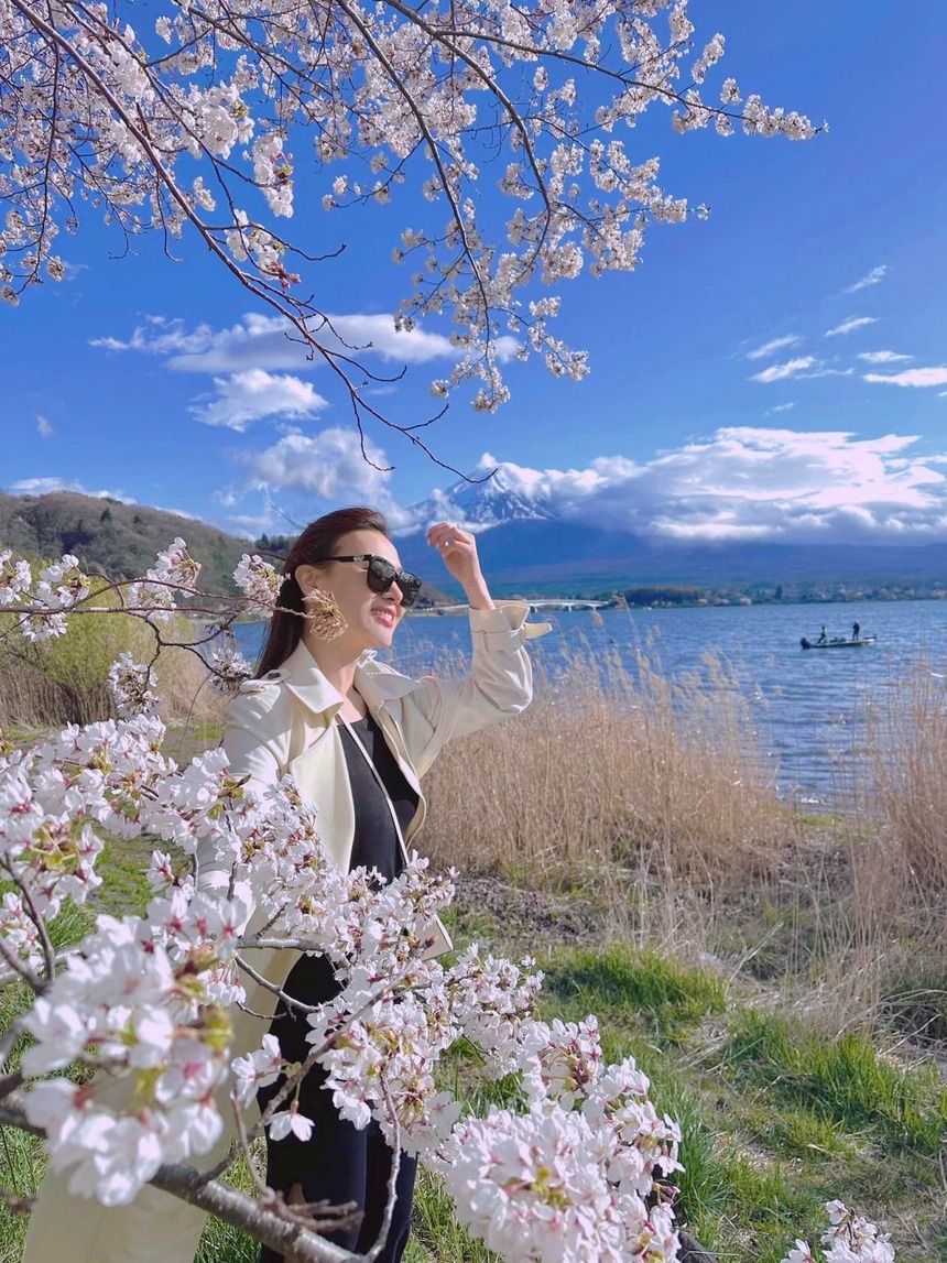 Loạt sao Việt 'săn' hoa anh đào: Phương Oanh - Shark Bình né chụp chung, Minh Hằng xinh đẹp giữa thai kì - Ảnh 9.