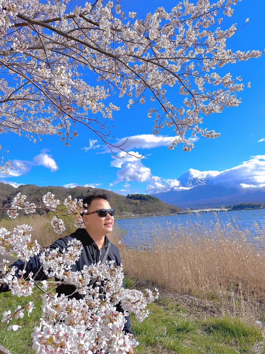 Loạt sao Việt 'săn' hoa anh đào: Phương Oanh - Shark Bình né chụp chung, Minh Hằng xinh đẹp giữa thai kì - Ảnh 10.