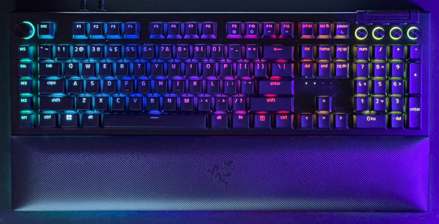 Trên tay Razer BlackWidow V4 Pro – Bàn phím dành cho game thủ hệ “OCD RGB” - Ảnh 2. Trên tay Razer BlackWidow V4 Pro – Bàn phím dành cho game thủ hệ “OCD RGB” - Ảnh 2.