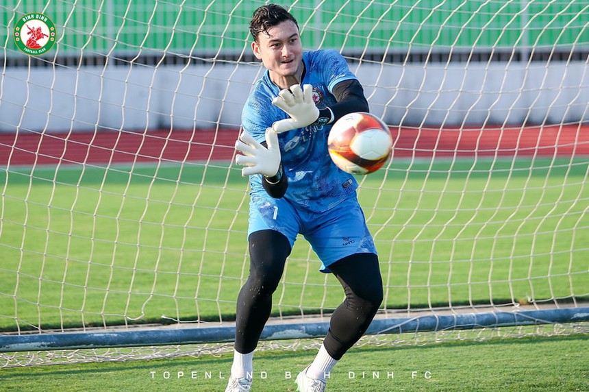 Bình Định mất Văn Lâm sau khi nhận danh hiệu đội bóng xuất sắc nhất tháng - Ảnh 2.