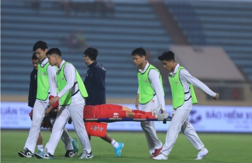 Lê Mạnh Dũng (Hải Phòng) phải nằm cáng rời sân sau pha phạm lỗi của Hữu Tuấn (Nam Định). Ảnh: Hoài Thương Lê Mạnh Dũng (Hải Phòng) phải nằm cáng rời sân sau pha phạm lỗi của Hữu Tuấn (Nam Định). Ảnh: Hoài Thương