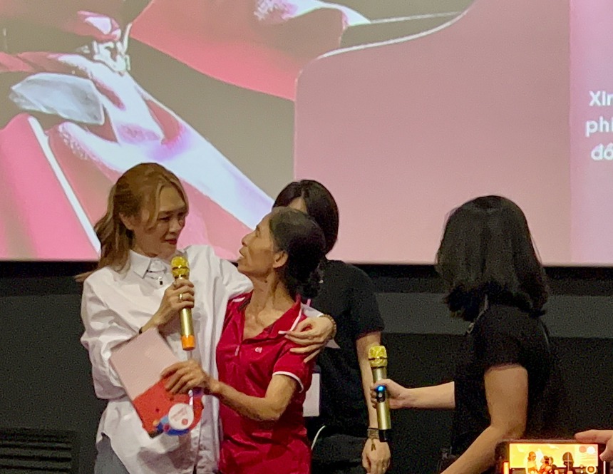 Mỹ Tâm đón cơn bão bùng nổ cảm xúc của khán giả trong chuyến cinetour phim 'Người Giữ Thời Gian' - Ảnh 1.