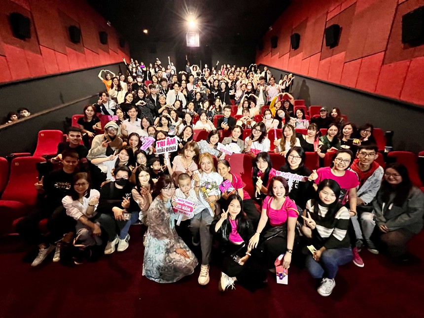 Mỹ Tâm đón cơn bão bùng nổ cảm xúc của khán giả trong chuyến cinetour phim 'Người Giữ Thời Gian' - Ảnh 4.