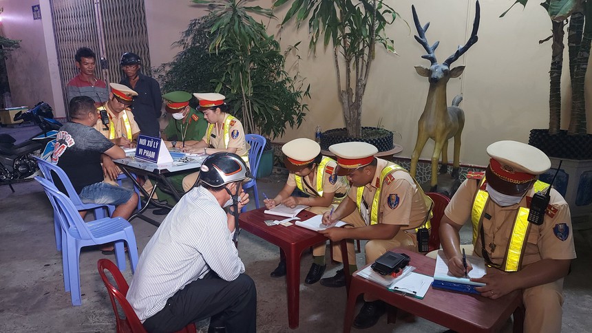 Gia tăng tình trạng tài xế chống đối khi bị kiểm tra nồng độ cồn - Ảnh 3.