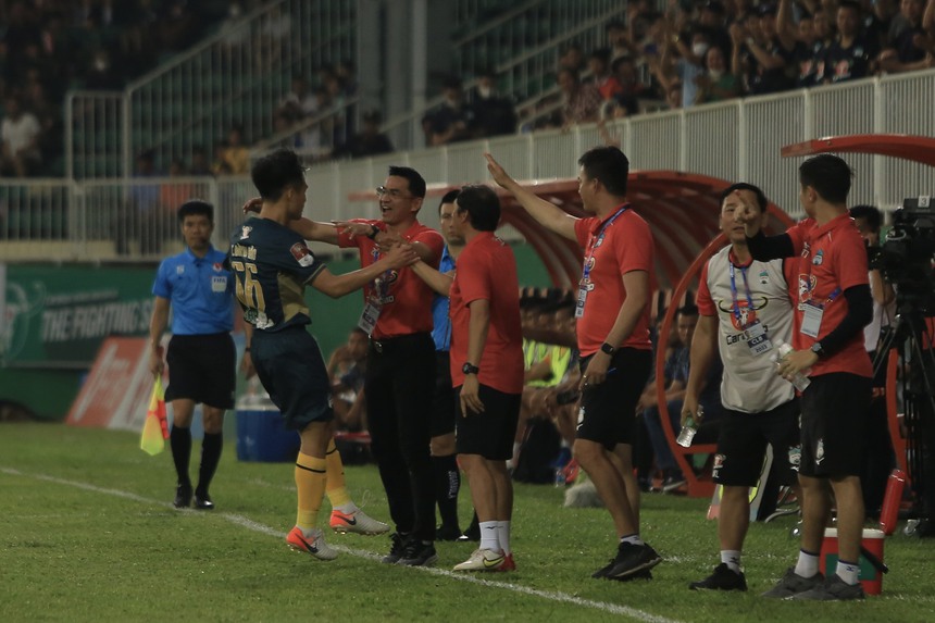 Đình Bảo mở tỉ số cho HAGL (Ảnh: Hoàng Linh)