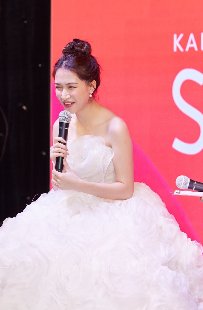 Hòa Minzy hát live 'Thị Mầu' cực hay, tự nhận bản thân 'làm lố' ở sự kiện - Ảnh 3. Hòa Minzy hát live 'Thị Mầu' cực hay, tự nhận bản thân 'làm lố' ở sự kiện - Ảnh 3.