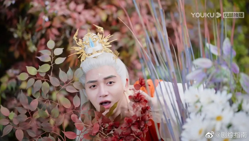 Mỹ nam tiên tử gây sốt hơn cả La Vân Hi ở 'Trường nguyệt tẫn minh': Đổi vận chỉ nhờ màu tóc, cười tỏa nắng làm chị em 'mê xỉu' - Ảnh 2. Mỹ nam tiên tử gây sốt hơn cả La Vân Hi ở 'Trường nguyệt tẫn minh': Đổi vận chỉ nhờ màu tóc, cười tỏa nắng làm chị em 'mê xỉu' - Ảnh 2.