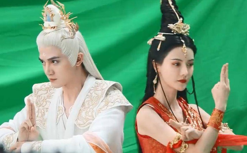 Mỹ nam tiên tử gây sốt hơn cả La Vân Hi ở 'Trường nguyệt tẫn minh': Đổi vận chỉ nhờ màu tóc, cười tỏa nắng làm chị em 'mê xỉu' - Ảnh 5. Mỹ nam tiên tử gây sốt hơn cả La Vân Hi ở 'Trường nguyệt tẫn minh': Đổi vận chỉ nhờ màu tóc, cười tỏa nắng làm chị em 'mê xỉu' - Ảnh 5.