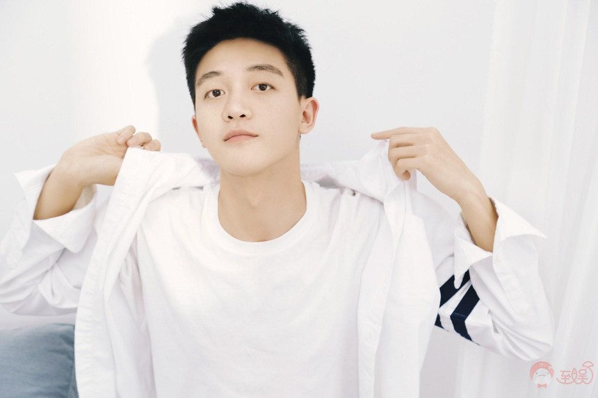 Mỹ nam tiên tử gây sốt hơn cả La Vân Hi ở 'Trường nguyệt tẫn minh': Đổi vận chỉ nhờ màu tóc, cười tỏa nắng làm chị em 'mê xỉu' - Ảnh 11. Mỹ nam tiên tử gây sốt hơn cả La Vân Hi ở 'Trường nguyệt tẫn minh': Đổi vận chỉ nhờ màu tóc, cười tỏa nắng làm chị em 'mê xỉu' - Ảnh 11.