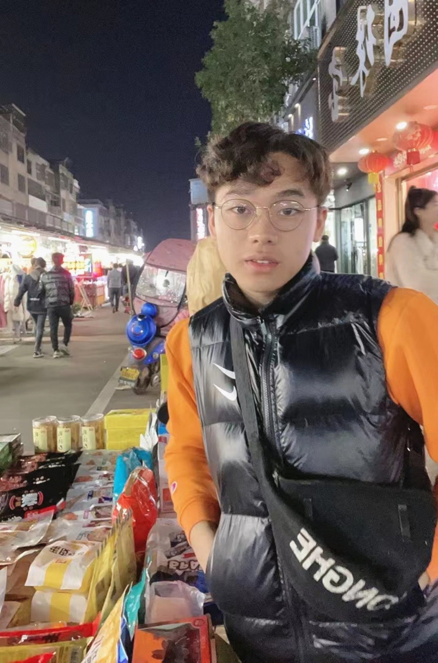 Chàng trai Gen Z livestream bán tạp hóa lề đường: Kiếm hơn 34 triệu đồng mỗi tháng, phá vỡ định kiến "còn trẻ mà đi bán hàng là lười biếng" - Ảnh 2. Chàng trai Gen Z livestream bán tạp hóa lề đường: Kiếm hơn 34 triệu đồng mỗi tháng, phá vỡ định kiến "còn trẻ mà đi bán hàng là lười biếng" - Ảnh 2.