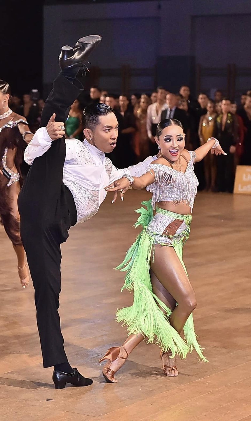 Khánh Thi trông con cho bạn nhảy của Phan Hiển, làm hậu phương vững chắc cho cặp đôi đi thi đấu - Ảnh 4.