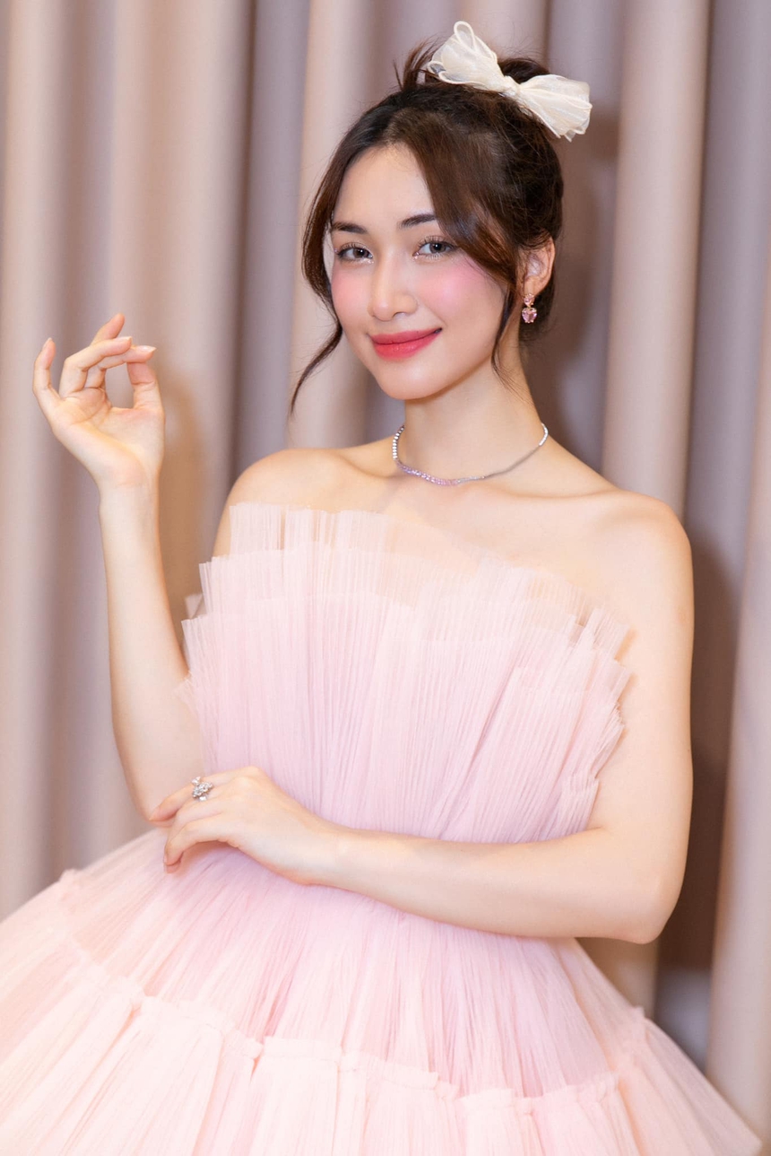 Hoà Minzy báo hiếu bố mẹ: Xây biệt thự hoành tráng, mua xe tiền tỷ, cật lực kiếm tiền lo cho gia đình - Ảnh 5. Hoà Minzy báo hiếu bố mẹ: Xây biệt thự hoành tráng, mua xe tiền tỷ, cật lực kiếm tiền lo cho gia đình - Ảnh 5.