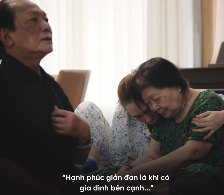 'Người giữ thời gian' gây sốt, Mỹ Tâm xúc động chia sẻ ảnh ôm bố mẹ chưa bao giờ tiết lộ - Ảnh 2. 'Người giữ thời gian' gây sốt, Mỹ Tâm xúc động chia sẻ ảnh ôm bố mẹ chưa bao giờ tiết lộ - Ảnh 2.