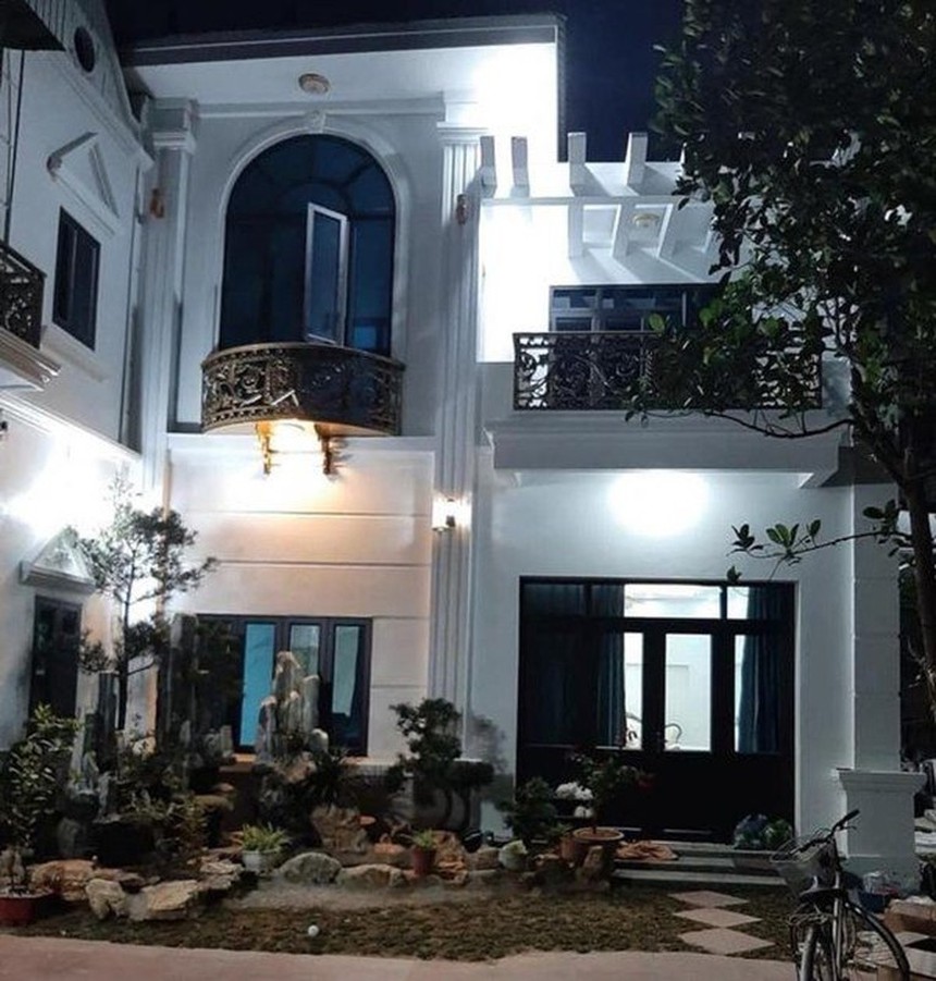 Hoà Minzy báo hiếu bố mẹ: Xây biệt thự hoành tráng, mua xe tiền tỷ, cật lực kiếm tiền lo cho gia đình - Ảnh 3. Hoà Minzy báo hiếu bố mẹ: Xây biệt thự hoành tráng, mua xe tiền tỷ, cật lực kiếm tiền lo cho gia đình - Ảnh 3.