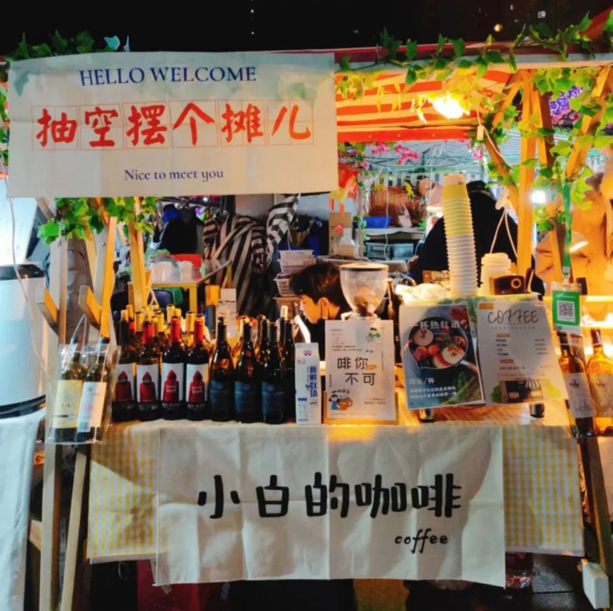 Chàng trai Gen Z livestream bán tạp hóa lề đường: Kiếm hơn 34 triệu đồng mỗi tháng, phá vỡ định kiến "còn trẻ mà đi bán hàng là lười biếng" - Ảnh 4. Chàng trai Gen Z livestream bán tạp hóa lề đường: Kiếm hơn 34 triệu đồng mỗi tháng, phá vỡ định kiến "còn trẻ mà đi bán hàng là lười biếng" - Ảnh 4.