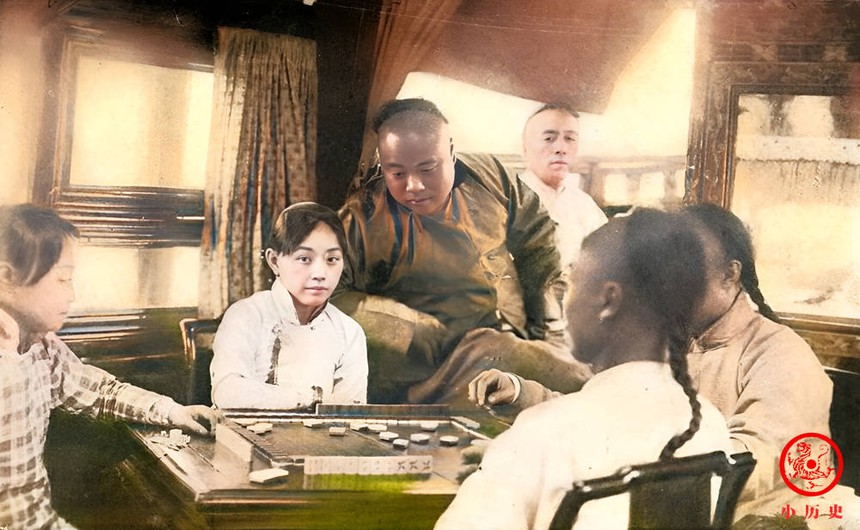 Bộ ảnh màu hiếm thời nhà Thanh: Nhan sắc của kỹ nữ chơi mạt chược gây bất ngờ lớn - Ảnh 3. Bộ ảnh màu hiếm thời nhà Thanh: Nhan sắc của kỹ nữ chơi mạt chược gây bất ngờ lớn - Ảnh 3.