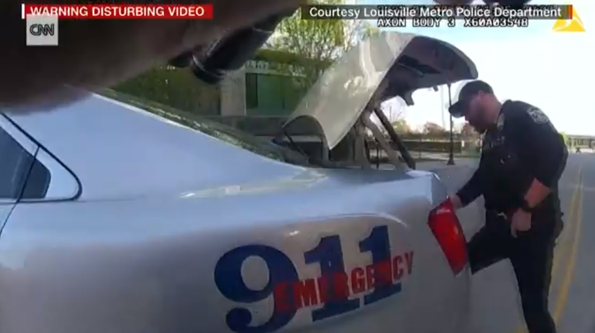 Cảnh sát công bố video "vô hiệu hóa" kẻ xả súng trong chi nhánh ngân hàng khiến 5 người thiệt mạng - Ảnh 1.