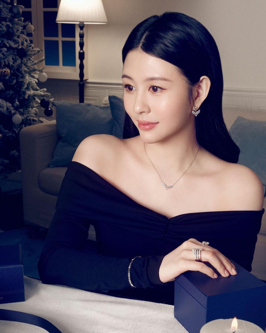 Vẻ ngoài đối lập của 2 ái nữ nhà "tường thành gợi cảm" Chung Lệ Đề - Khâu Thục Trinh: Bên nóng bỏng khó cưỡng, bên đúng chuẩn "tiểu thư đài các" - Ảnh 9. Vẻ ngoài đối lập của 2 ái nữ nhà "tường thành gợi cảm" Chung Lệ Đề - Khâu Thục Trinh: Bên nóng bỏng khó cưỡng, bên đúng chuẩn "tiểu thư đài các" - Ảnh 9.