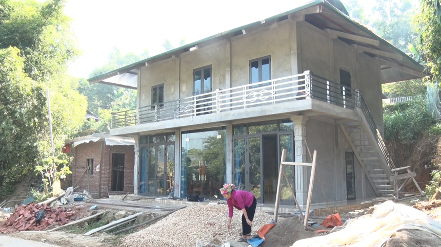 Tìm 'lối ra' cho nhà ở truyền thống tại vùng cao (kỳ 1): Từ nhà truyền thống sang… nhà gạch - Ảnh 1.