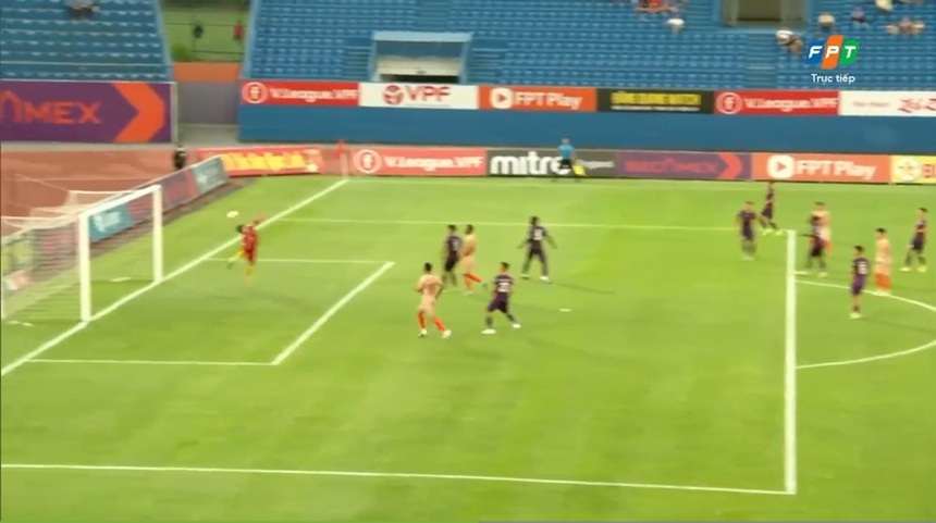 Trần Văn Trung khiến CĐV trầm trồ với siêu phẩm mang thương hiệu 'Robben' - Ảnh 3.