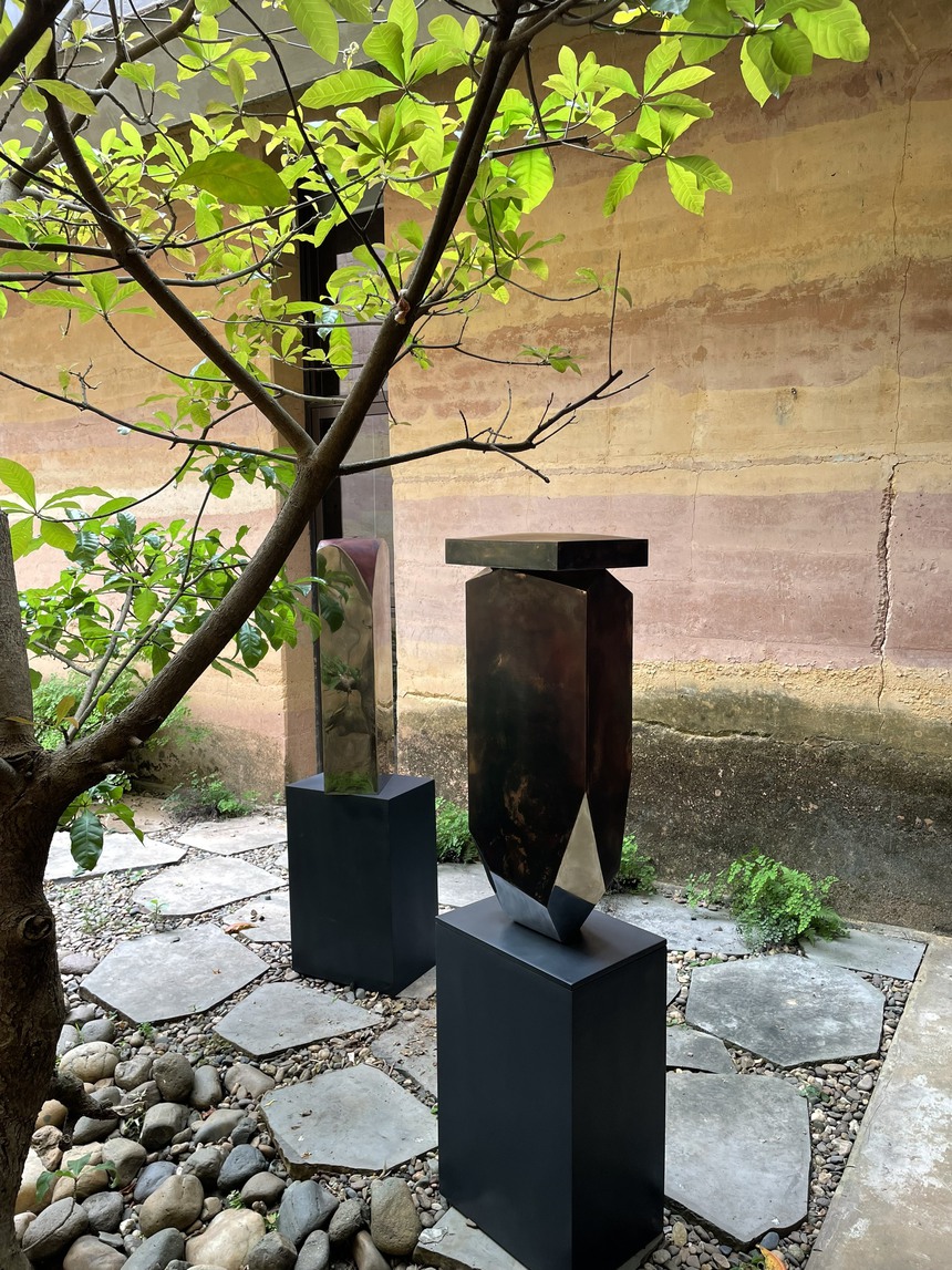 Cuộc 'hôn phối' của điêu khắc và kiến trúc đương đại Việt Nam - Ảnh 2.