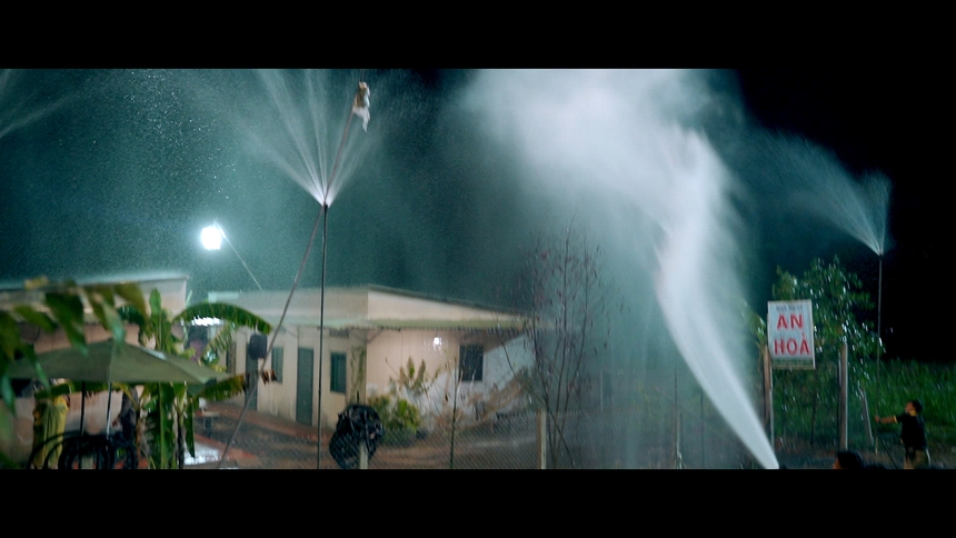 Lý do Lý Hải bỏ tiền xây dựng cả dãy nhà rồi phá bỏ trong "Lật Mặt 6" - Ảnh 4. Lý do Lý Hải bỏ tiền xây dựng cả dãy nhà rồi phá bỏ trong "Lật Mặt 6" - Ảnh 4.