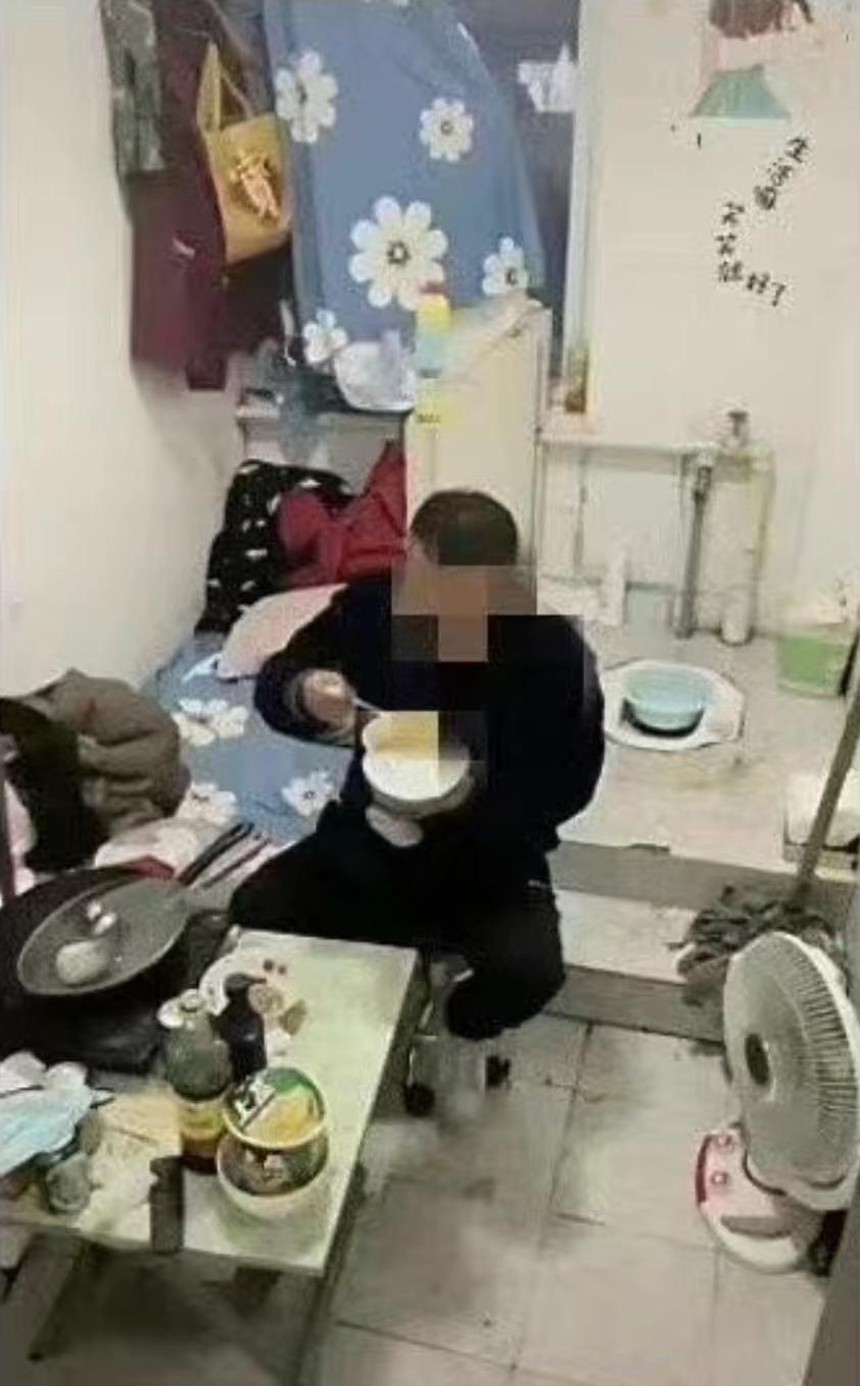 Thuê nhà vệ sinh với giá chưa đến 200 nghìn đồng, chàng trai ngậm ngùi "làm cật lực vẫn không góp đủ tiền mua nhà thành phố” - Ảnh 1. Thuê nhà vệ sinh với giá chưa đến 200 nghìn đồng, chàng trai ngậm ngùi "làm cật lực vẫn không góp đủ tiền mua nhà thành phố” - Ảnh 1.