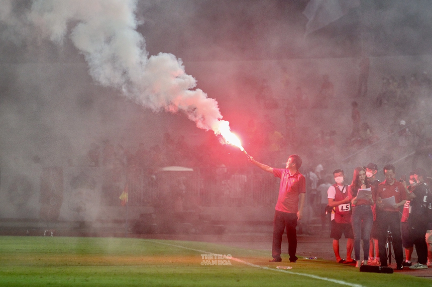 Chủ tịch Văn Trần Hoàn của CLB Hải Phòng đốt pháo sáng trong lễ khai mạc giải tứ hùng Hải Phòng 2022. Ảnh: Hiệp Hoàng