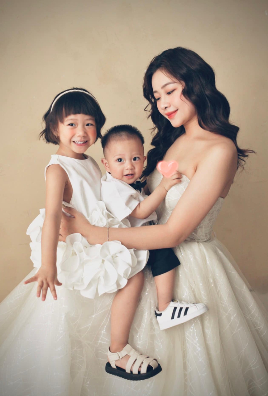 Gia đình hạnh phúc của Văn Đức: Vợ (Võ Nhật Linh và 2 con) Gia đình hạnh phúc của Văn Đức: Vợ (Võ Nhật Linh và 2 con)