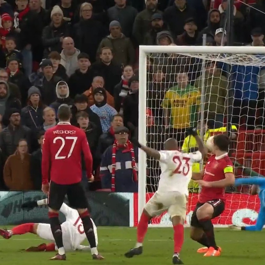 MU nhận bàn thua thứ hai tiếp tục từ một pha... đốt lưới nhà